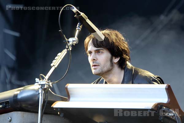 QUEENS OF THE STONE AGE - 2010-08-28 - SAINT CLOUD - Domaine National - Grande Scene - Dean Anthony Fertita